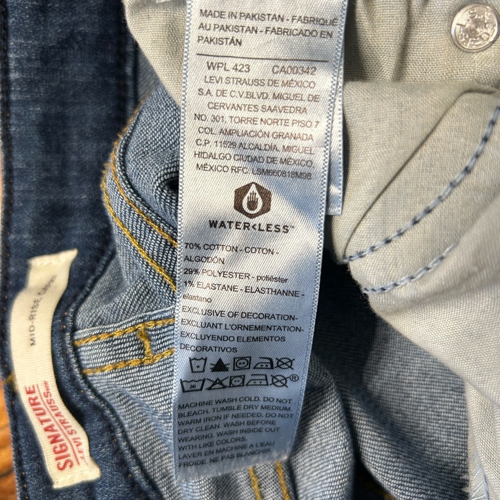 Signature Levi Strauss mid-rise capri Women's Blue Jeans, size 2, W26 - Picture 5 of 6